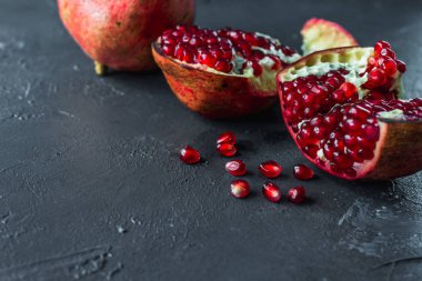 olgun kırmızı nar ve gri zemin üzerinde tahıl