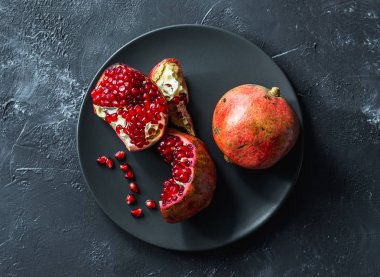 olgun kırmızı nar ve gri zemin üzerinde tahıl