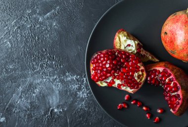 olgun kırmızı nar ve gri zemin üzerinde tahıl
