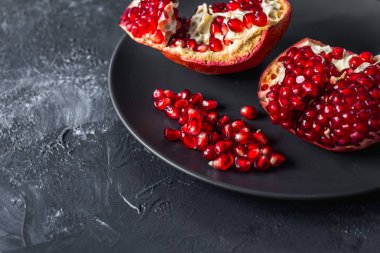 olgun kırmızı nar ve gri zemin üzerinde tahıl