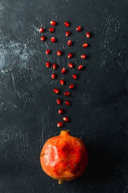 olgun kırmızı nar ve gri zemin üzerinde tahıl