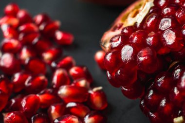 olgun kırmızı nar ve gri zemin üzerinde tahıl