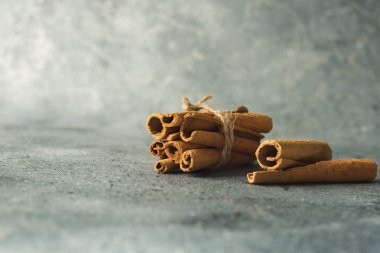  Sağlıklı baharatlar, tarçın ve anason taştan bir masada.