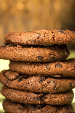 Sağlıklı çikolatalı kurabiyeler masada.