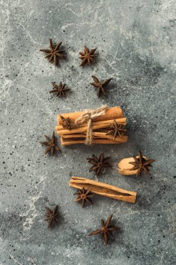  Sağlıklı baharatlar, tarçın ve anason taştan bir masada.