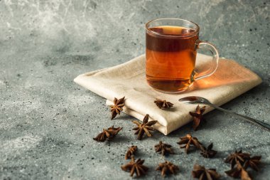 Tarçınlı ve yıldızlı bir fincan siyah çay.