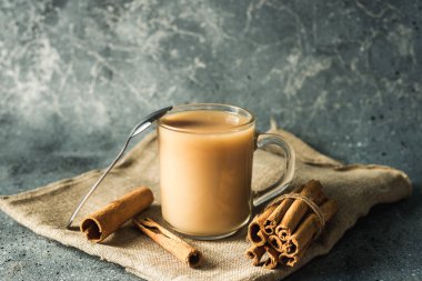 Tarçınlı ve yıldızlı bir fincan Masala çayı.