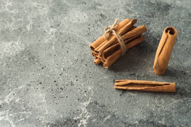  Sağlıklı baharatlar, tarçın ve anason taştan bir masada.