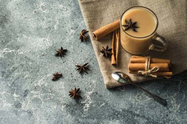 Tarçınlı ve yıldızlı bir fincan Masala çayı.