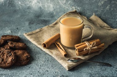 Tarçınlı ve yıldızlı bir fincan Masala çayı.