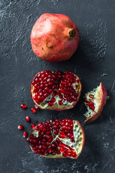 Reifer Roter Granatapfel Und Korn Auf Grauem Hintergrund — Stockfoto