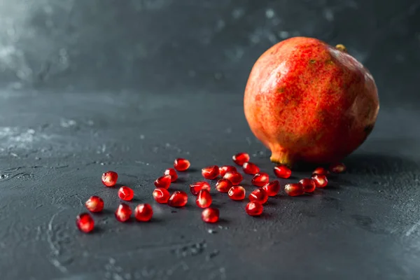 Reifer Roter Granatapfel Und Korn Auf Grauem Hintergrund — Stockfoto