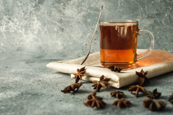 Tarçınlı ve yıldızlı bir fincan siyah çay.