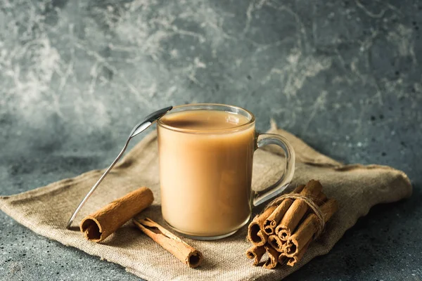 Tarçınlı ve yıldızlı bir fincan Masala çayı.