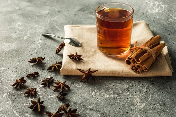 Xícara Chá Preto Com Canela Anis Estrelado — Fotografia de Stock