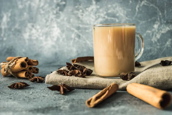 Tarçınlı ve yıldızlı bir fincan Masala çayı.