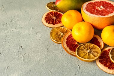 Gri taş dokusunda sağlıklı turunçgiller.