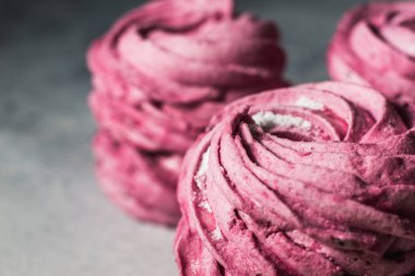 Böğürtlen aromalı pembe ev yapımı şekerlemeler.