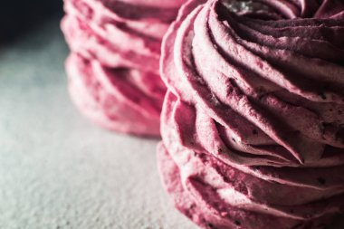 Böğürtlen aromalı pembe ev yapımı şekerlemeler.