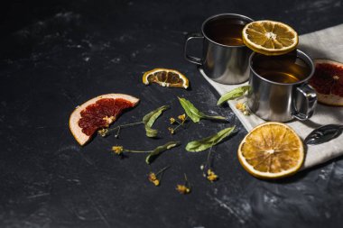 Bir fincan sağlıklı Hint limonlu çay ve turtası.