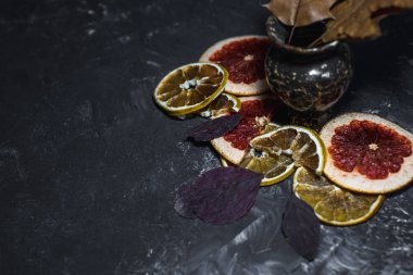 Bir fincan limonlu çay.