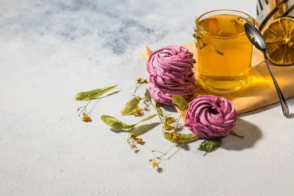 Yabanmersini aromalı pembe ev yapımı marşmelov ve çay.