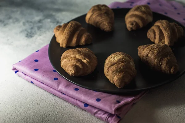 Croissants Aromatisés Chocolat Français Sur Une Assiette — Photo