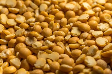 Siyah arka planda bir kasedeki sağlıklı bezelyeler.