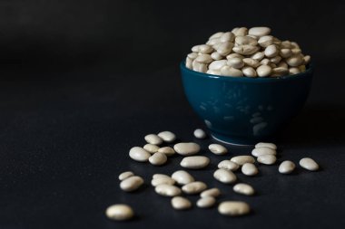 Koyu gri arka planda sağlıklı beyaz fasulyeler