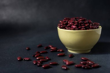 Koyu gri arkaplanda kırmızı sağlıklı fasulyeler