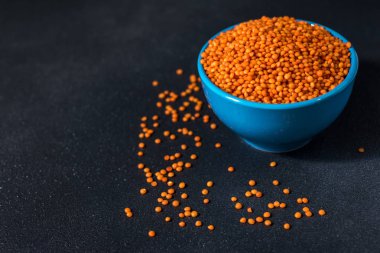 Kırmızı mercimek, arka plandaki bir kasede işe yarar.