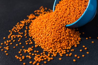 Kırmızı mercimek, arka plandaki bir kasede işe yarar.