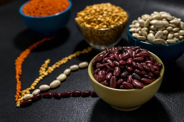Sağlıklı vejetaryen fasulye mercimek ve bezelye yemek.