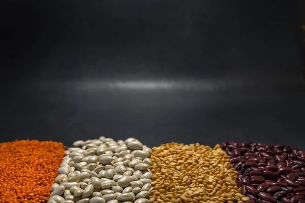 Sağlıklı vejetaryen fasulye mercimek ve bezelye yemek.