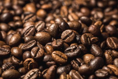 Kahve çekirdekleri ahşap arka planda makro kopyalama alanı