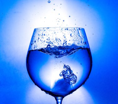 Hafif arka planda şarap kadehinden bir damla su.