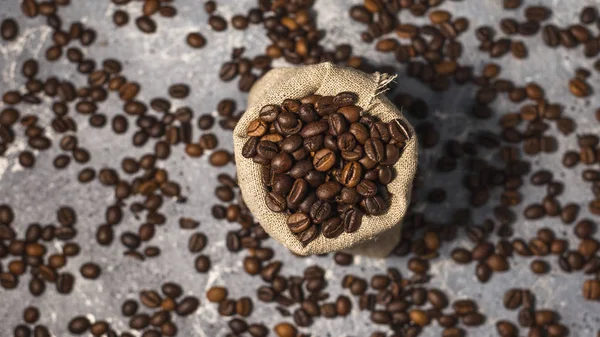 Gri taştan arkaplanda kahve çekirdekleri