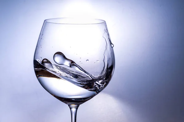 Spruzzi Acqua Bicchiere Vino Uno Sfondo Chiaro — Foto Stock