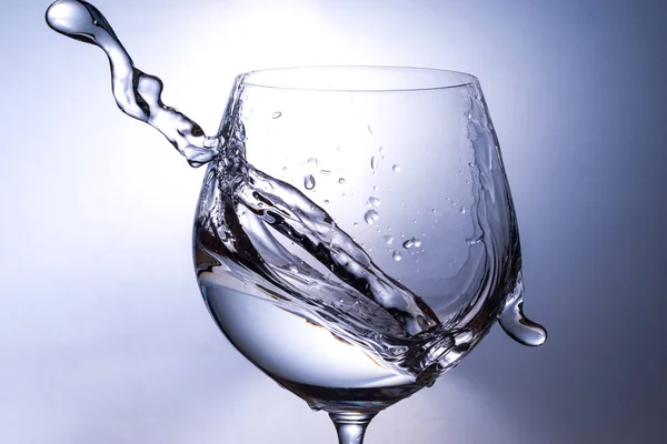 Spruzzi Acqua Bicchiere Vino Uno Sfondo Chiaro — Foto Stock