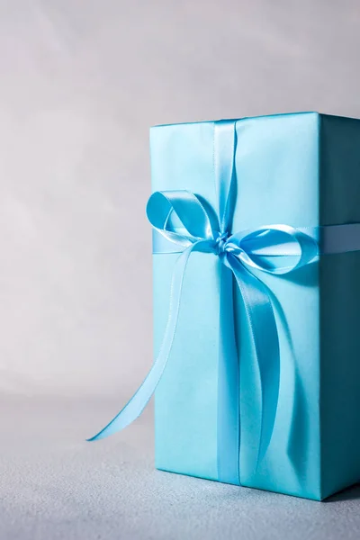 Gri arkaplanda mavi yay bulunan mevcut kutu