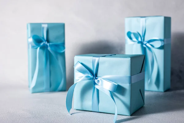 Caja Actual Con Lazo Azul Aislado Sobre Fondo Gris — Foto de Stock