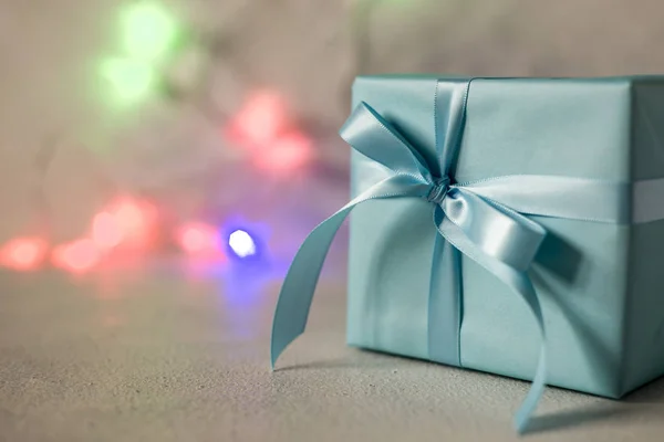 Geschenk Box Mit Blauer Schleife Isoliert Auf Grauem Hintergrund — Stockfoto