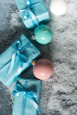 Noel hediyeleri ve yeni yıl süsleri ve kardaki balolar.