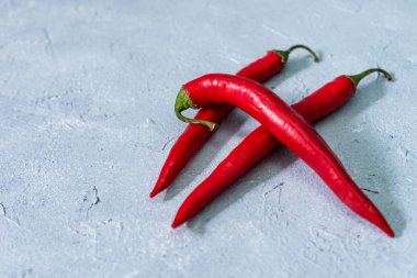 Gri taşlı arka planda kırmızı kırmızı kırmızı biber