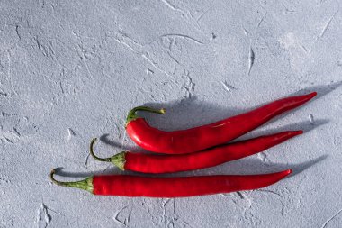 Gri taşlı arka planda kırmızı kırmızı kırmızı biber