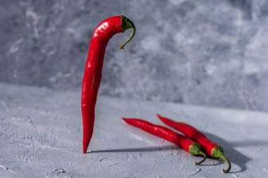 Gri taşlı arka planda kırmızı kırmızı kırmızı biber