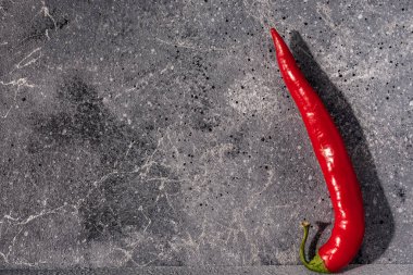 Gri taşlı arka planda kırmızı kırmızı kırmızı biber
