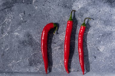 Gri taşlı arka planda kırmızı kırmızı kırmızı biber