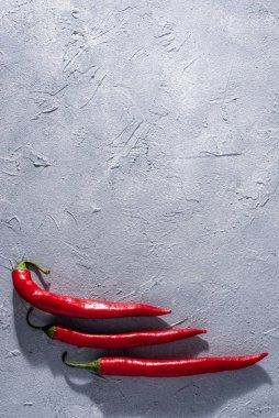 Gri taşlı arka planda kırmızı kırmızı kırmızı biber