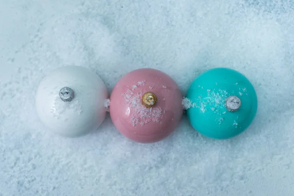 Цветные Рождественские Шары Снежном Фоне — стоковое фото